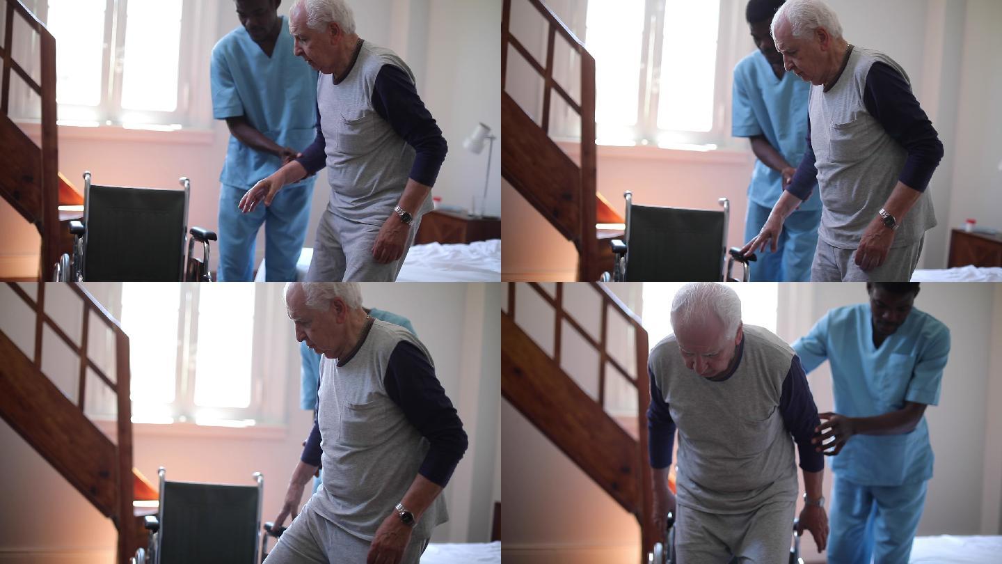 男护士帮助一位老人