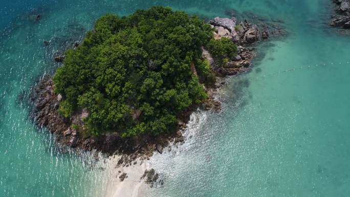 海上的小岛航拍海岛热带雨林