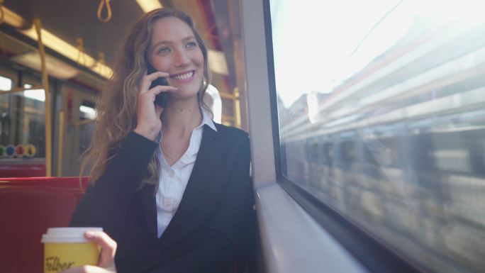 女人在火车上使用智能手机