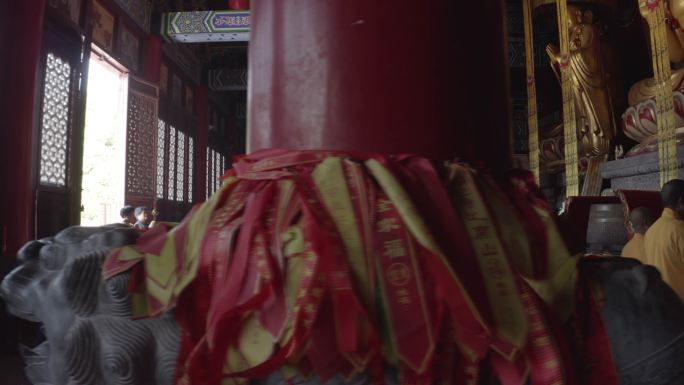 佛泉寺佛像僧人磕头系着红绳的柱子