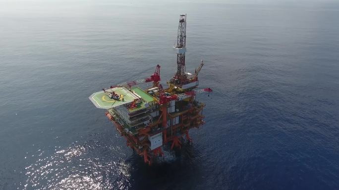 航拍海上开采石油海上钻井平台
