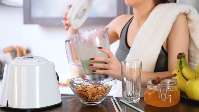 喝果汁的女人奶昔饮品榨汁榨汁机水果营养