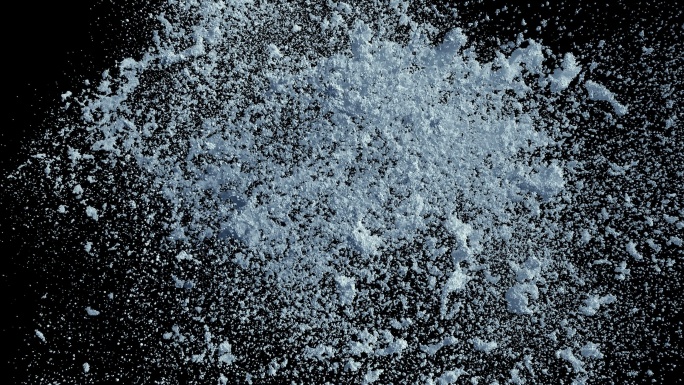 黑色背景上的雪球爆炸