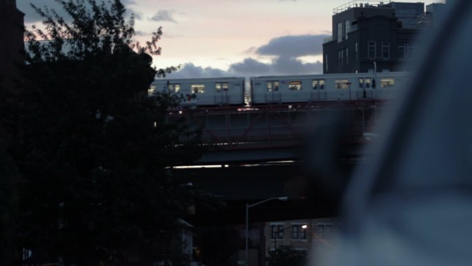 黄昏时分，火车穿过纽约市大桥。
