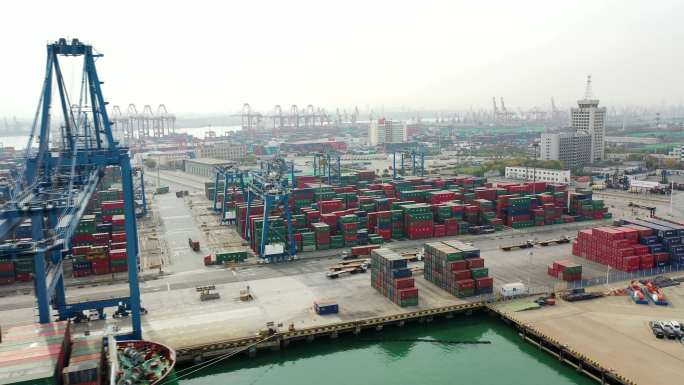 4K航拍天津港轮船进港海运港口码头集装箱