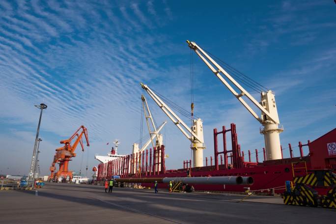 长江港口万吨货轮吊装钢管作业延时