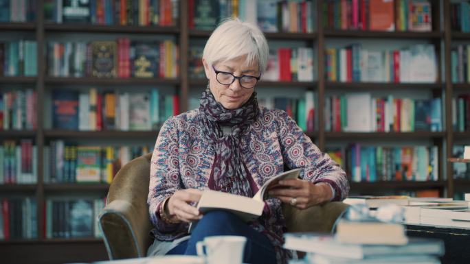 位年长女性在书店看书