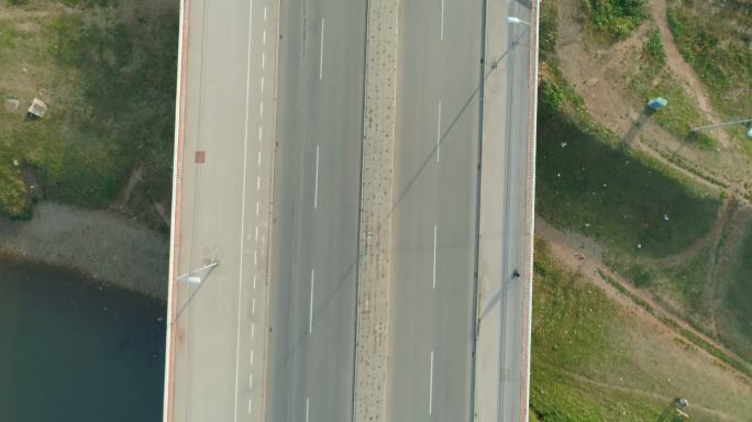 双车道公路鸟瞰图高速公路立交桥车流量交通