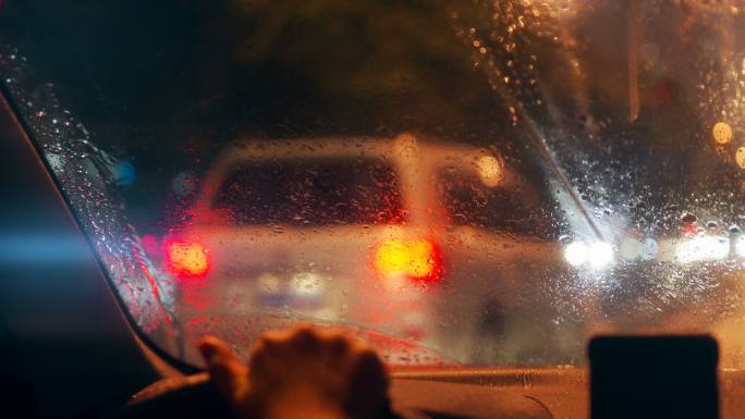 汽车挡风玻璃深夜开车雨夜驾车夜间行驶