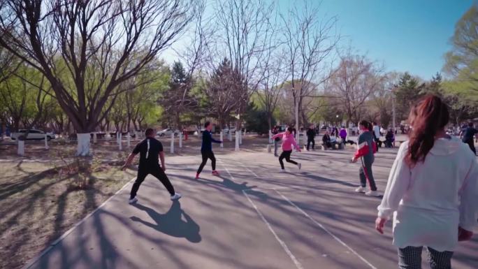 市民在公园踢毽子锻炼身体