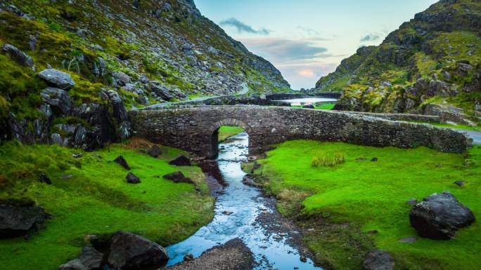 爱尔兰邓洛峡谷的一座古老石桥