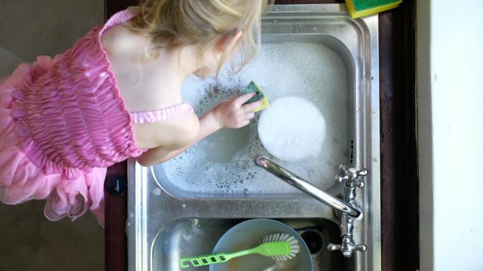 女孩在洗盘子小女生小孩子做家务