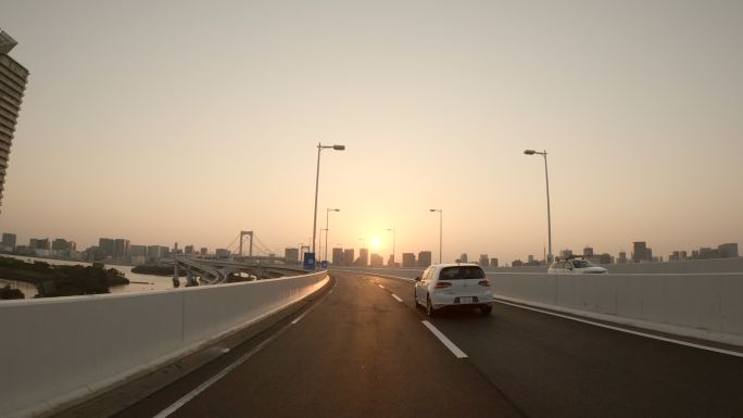 道路上行驶的汽车车辆开车沿途风景风光高速