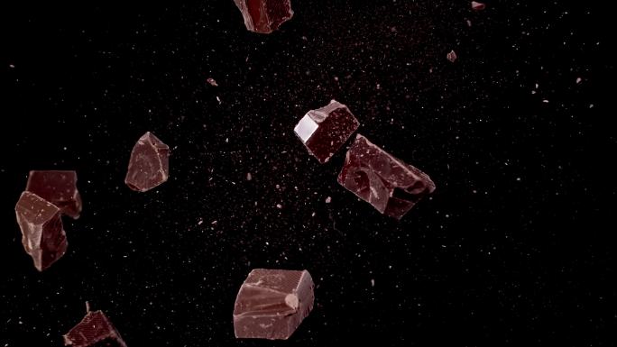 黑巧克力块在空中碰撞超慢动作视频