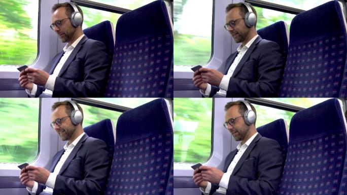 火车上的男人戴着无线耳机