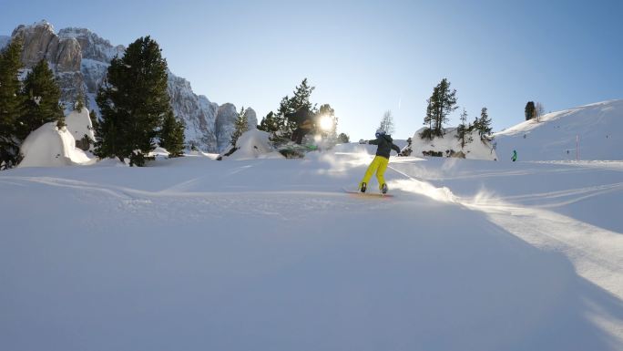 滑雪者在野外滑雪白雪冬季阳光休闲娱乐单板