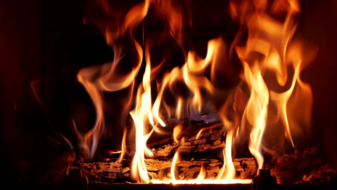 在壁炉里燃烧的木头。