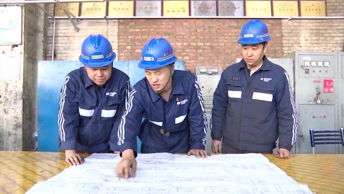 煤矿企业机修组人员一起研究图纸电器