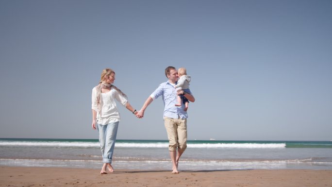 海滩上散步的一家人