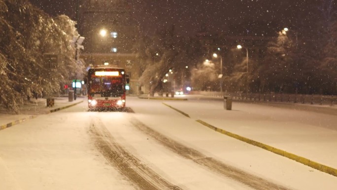冰城有冰雪更有温度：哈尔滨雪夜公交车如常