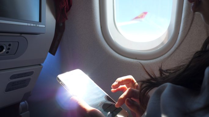 飞机上的乘客使用手机
