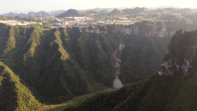 实拍朱砂古镇大峡谷悬崖栈道无边泳池