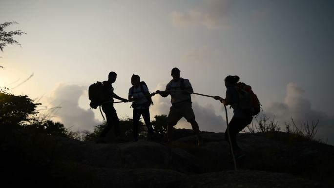 年轻的徒步旅行者攀登团队登顶