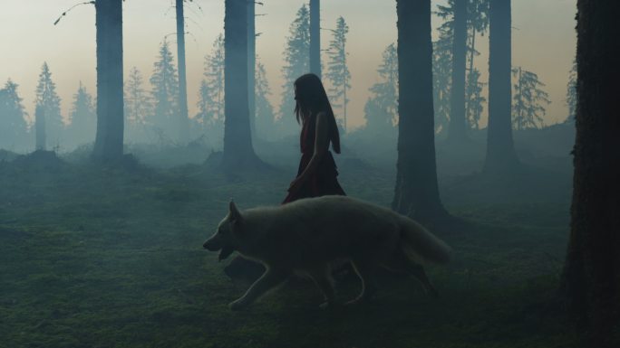 森林里行走的女人恐怖迷雾阴森