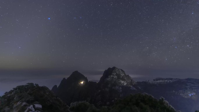 黄山莲花峰与鳌鱼峰云海星空延时摄影