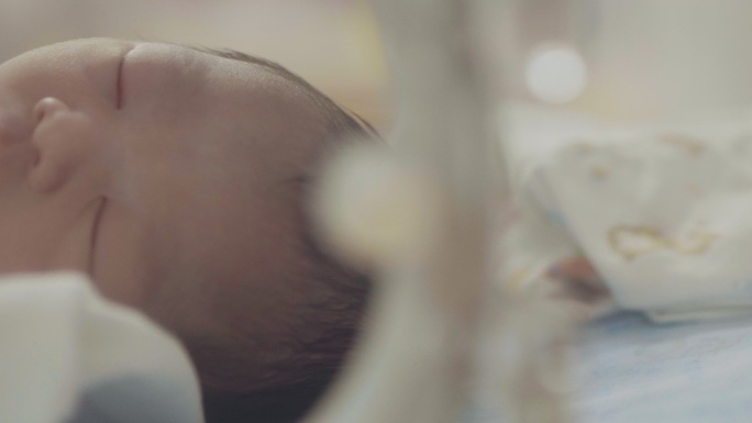 新生儿特写镜头婴儿育婴师保温箱观察室熟睡