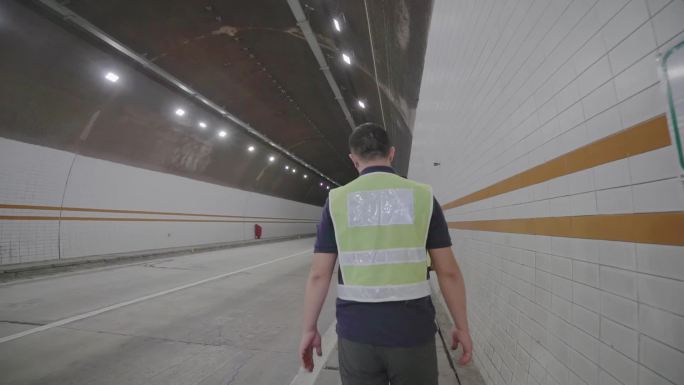 路政执法人员高速检查巡查隧道行走维修检修