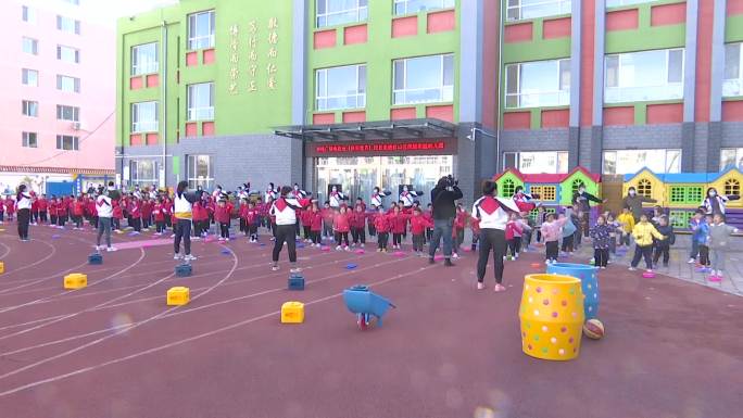 幼儿园室外做操运动体育锻炼