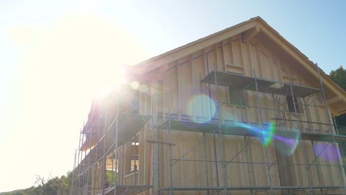 明亮的阳光照射在农村正在建造的木屋上