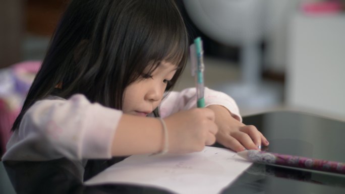 在画画的小女孩幼儿园妈妈女儿写作业