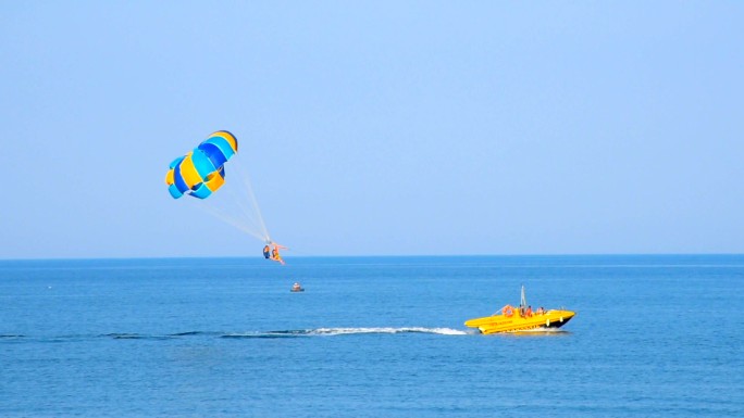 夏天在海上乘风自由翱翔高空飞翔大海冲浪
