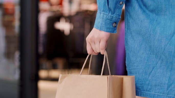 拿着购物袋的女人商场商业品牌导购超市人流