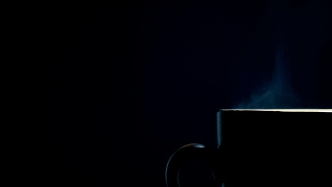 黑底热咖啡杯黑背景马克杯热气
