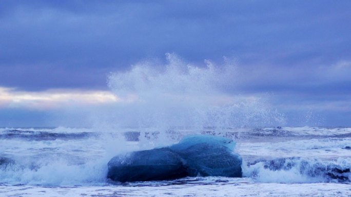 海浪撞击冰山的慢动作