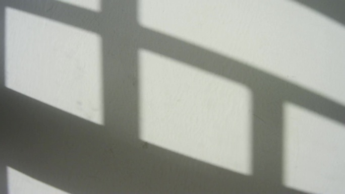 一段光影移动的墙壁延时摄影
