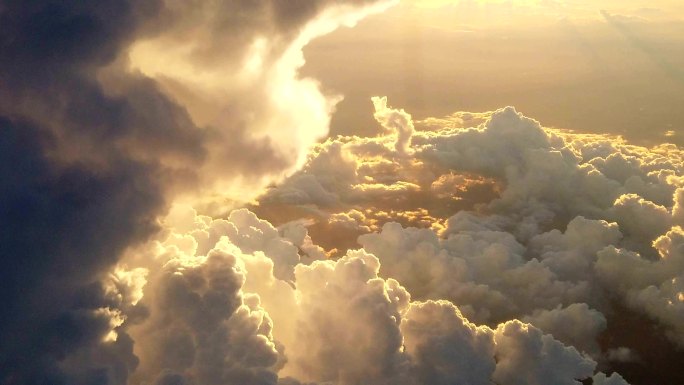 从飞机上看云层。城市景观自然飞行器