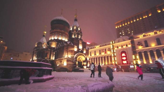 大雪来袭哈尔滨索菲亚教堂上演“雪色浪漫”