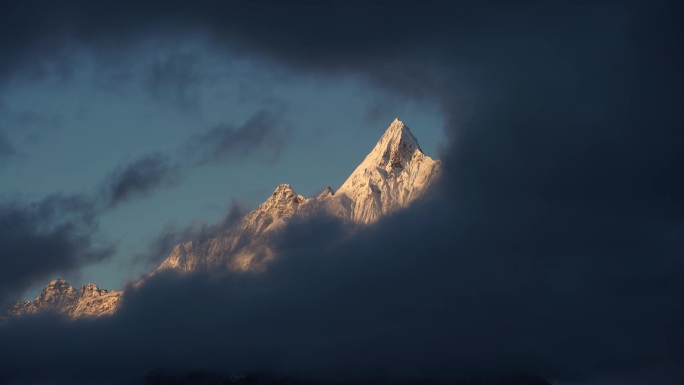 梅里雪山日照金山延时