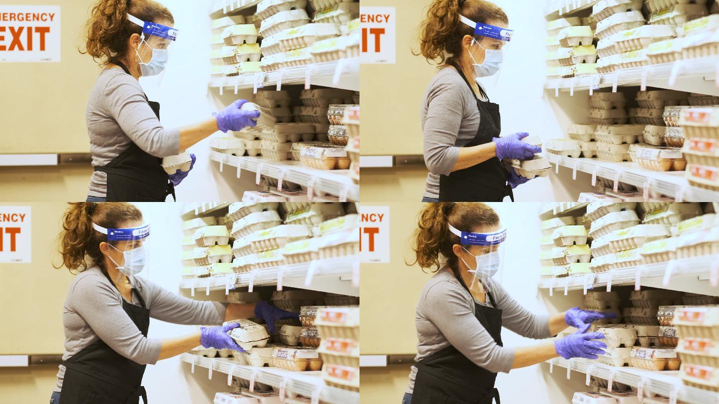 超市女员工戴着防护面罩和面罩