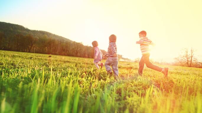 在午后的阳光下，孩子们在草地上奔跑