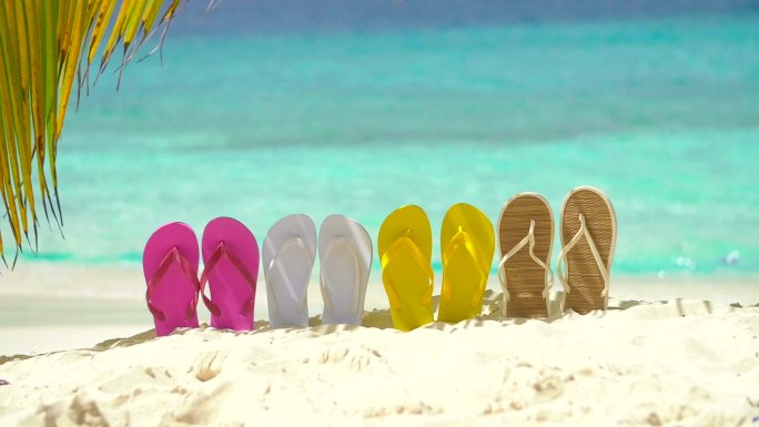 插在沙滩上的拖鞋大海海边玩耍旅行度假游玩