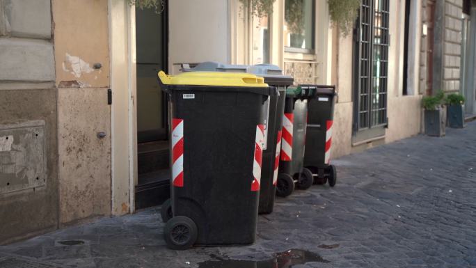 罗马街头的黑色塑料垃圾箱
