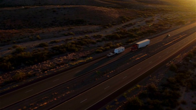 在繁忙公路上行驶的卡车