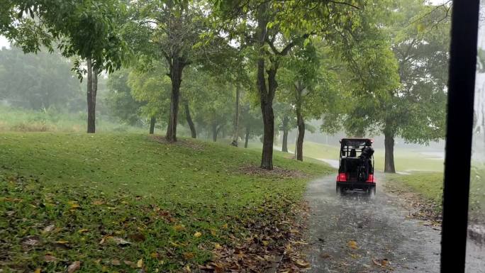 下雨天行驶在道路上