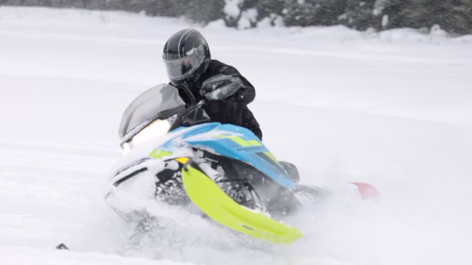 摩托雪橇极限挑战挑战自我冰天雪地