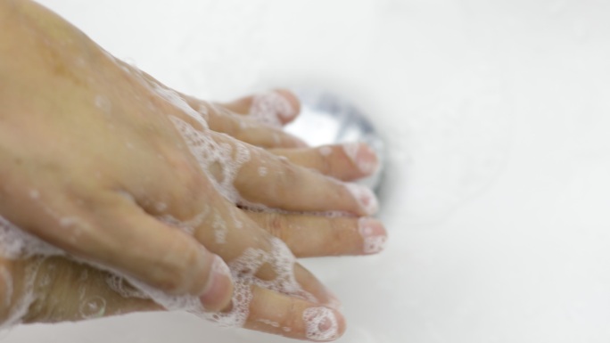 男子用肥皂洗手